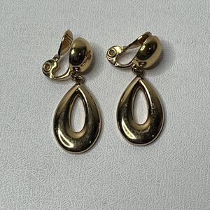 Vintage Monet Gold Tone Dangle Gold Tone Clip On Earrings